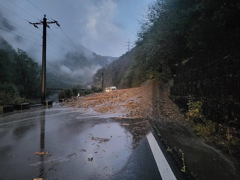 alunecare de teren pe valea oltului. trafic blocat total (foto)