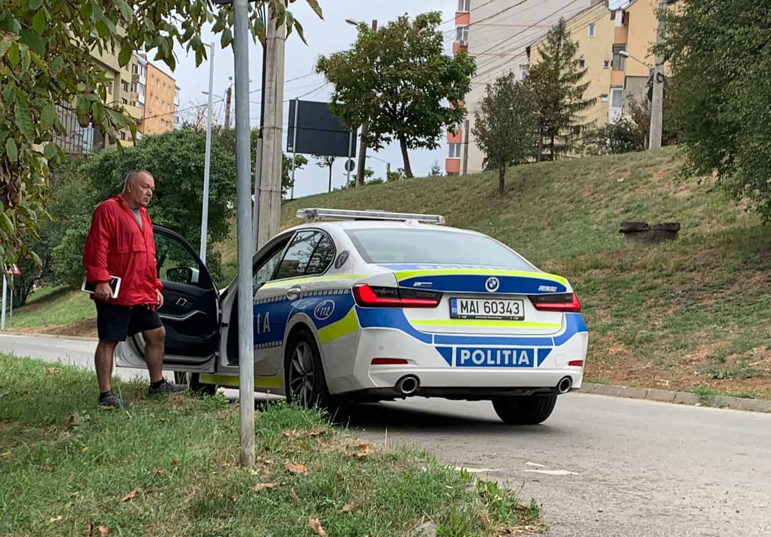 accident pe strada semaforului. mașină ieșită în decor (foto)