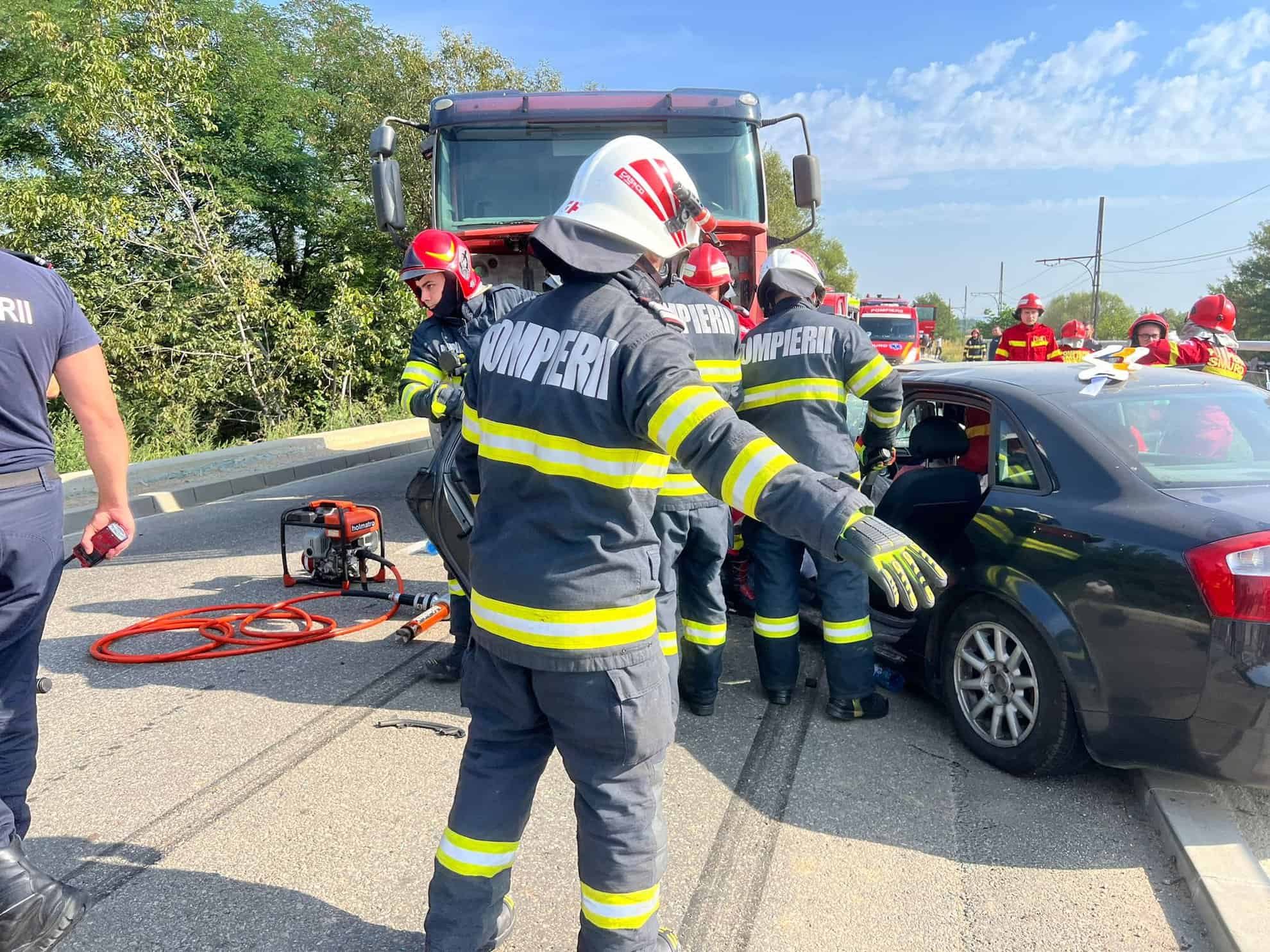 update accident grav la rășinari. un șofer de 25 de ani, dus la spital (foto)