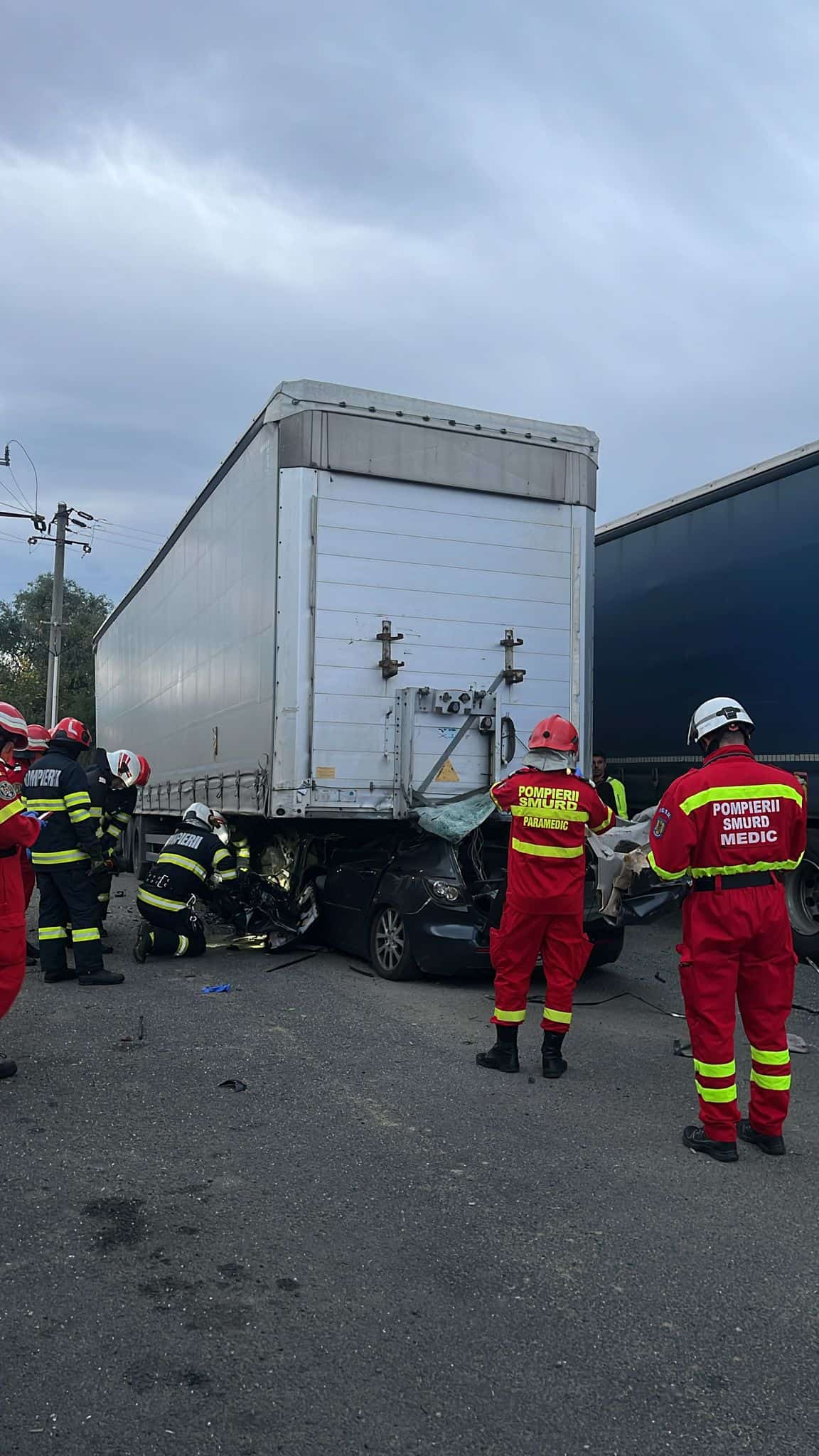 Accident mortal miercuri seară la Sibiu. A intrat cu mașina sub remorca unui TIR (foto)