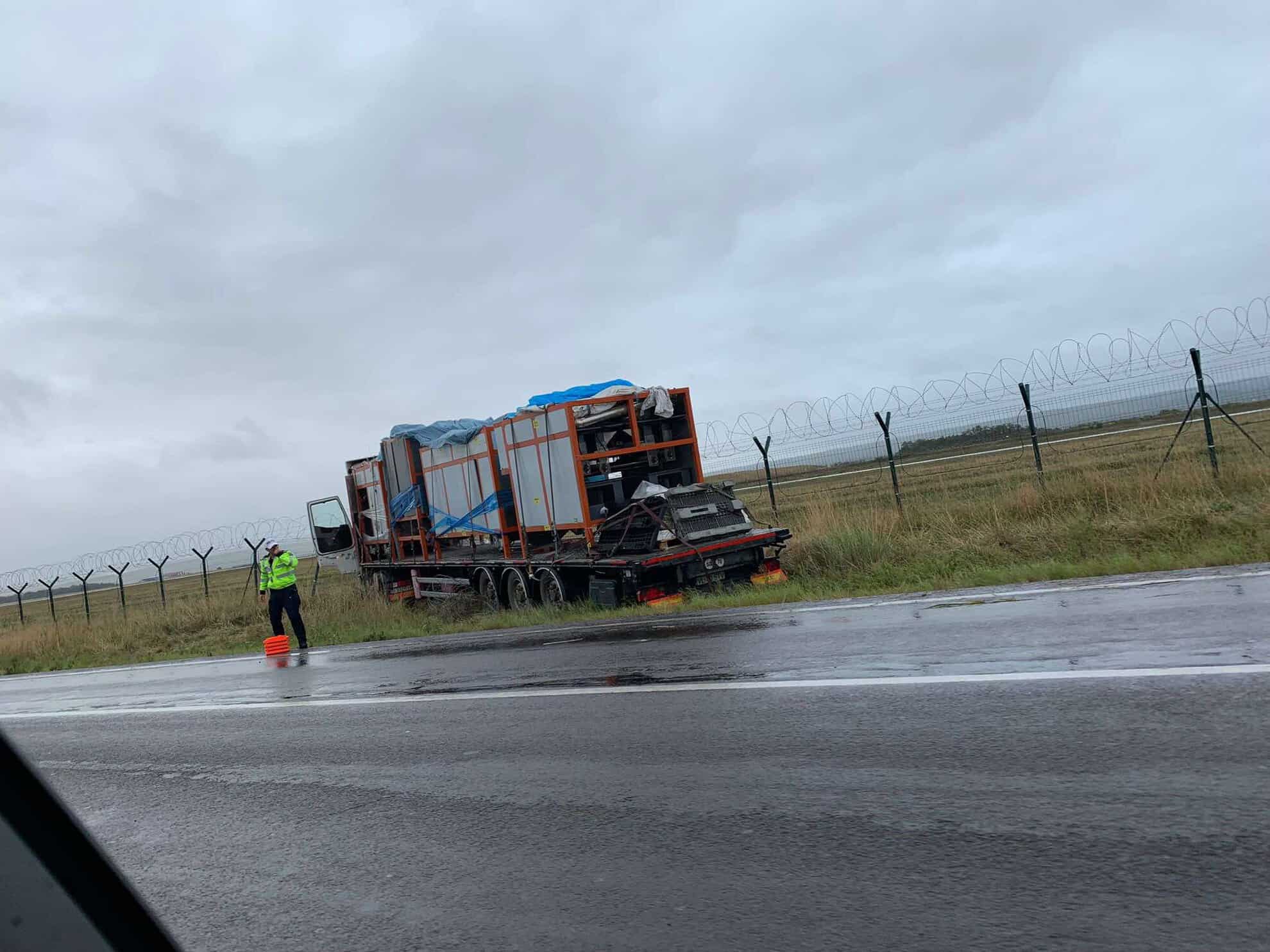 șofer resuscitat pe dn1 la ieșirea din sibiu după ce a intrat cu tir-ul într-un gard al aeroportului (foto)