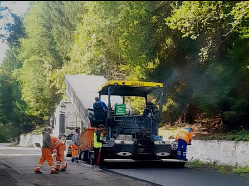 se toarnă covor asfaltic nou pe transfăgărășan