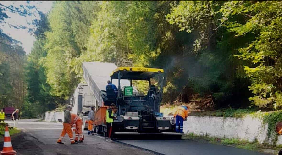 se toarnă covor asfaltic nou pe transfăgărășan