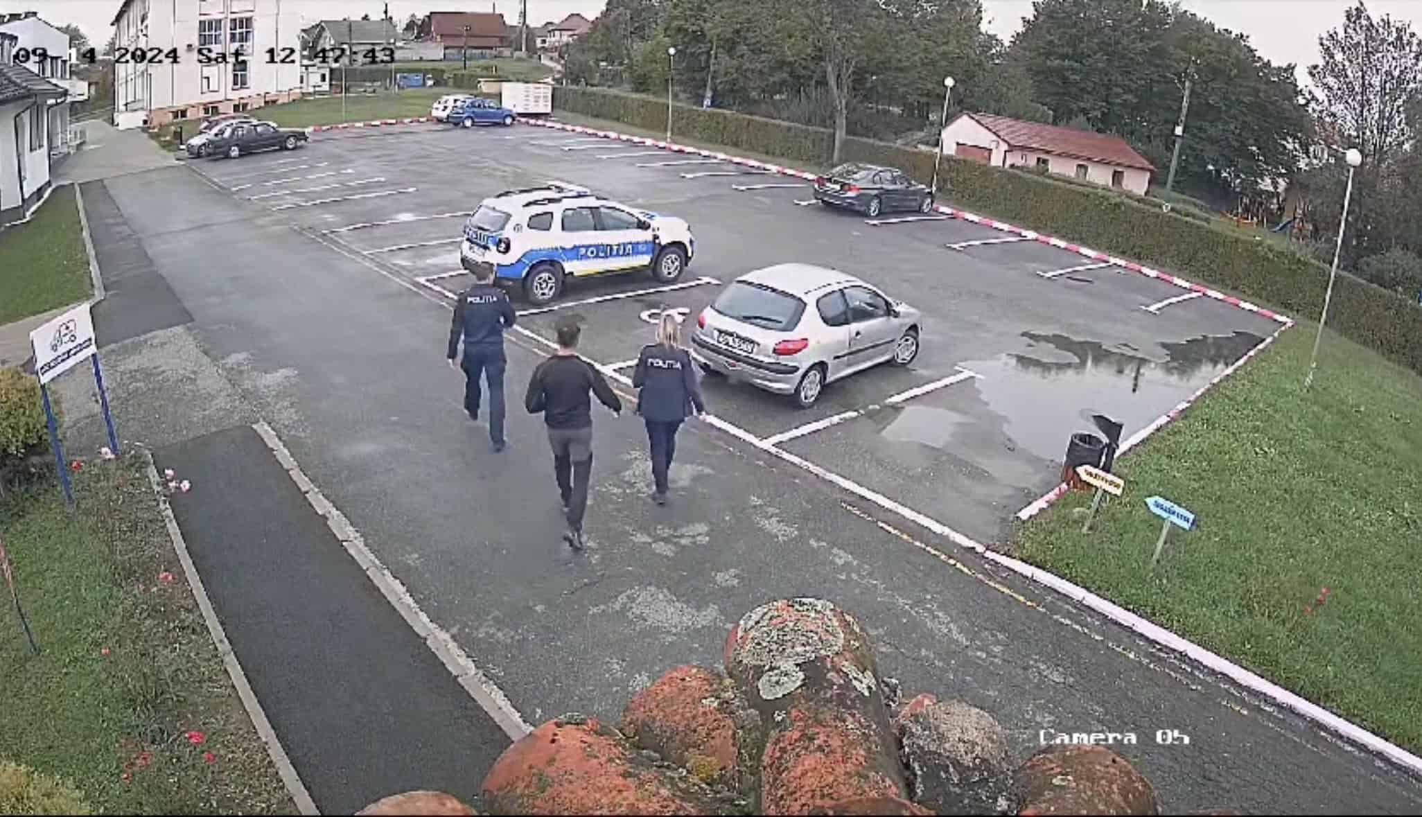 Scandal la Spitalul din Cisnădie. Un bărbat simulează ca ar fi fost călcat peste picior de o mașină de poliție (video)