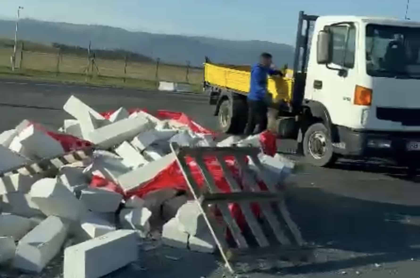 giratoriu din sibiu blocat de cărămizi căzute dintr-un camion (video)