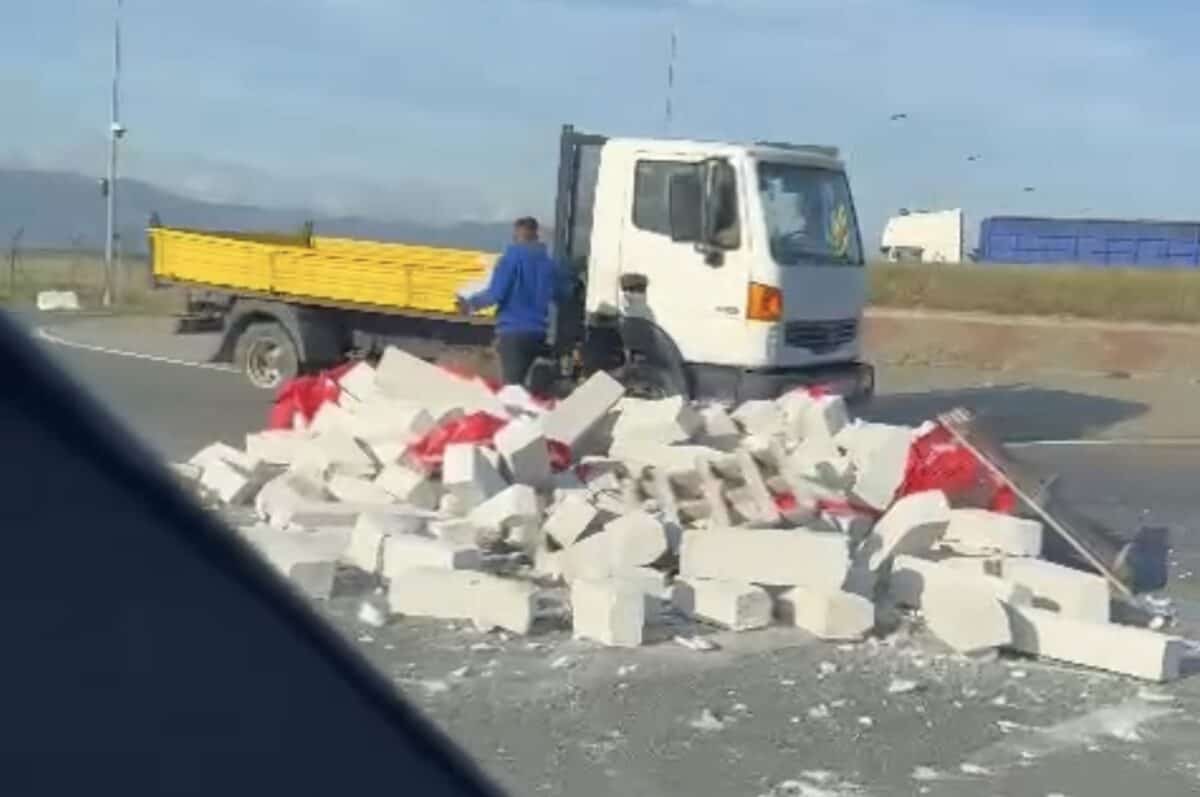 giratoriu din sibiu blocat de cărămizi căzute dintr-un camion (video)