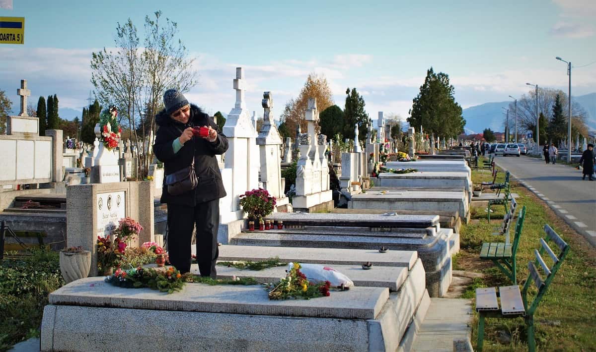 aproape 200 de locuri de mormânt din cimitirul municipal scoase la licitație de primărie