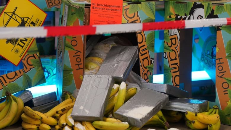 cocaină în valoare de 7 milioane euro ascunsă în lăzi cu banane, descoperită de angajații unui supermarket (foto)