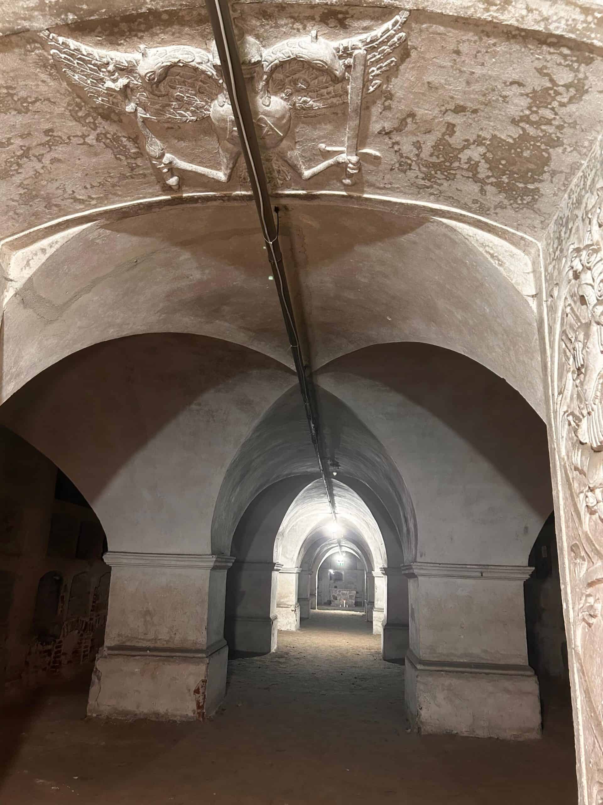 s-au redeschis catacombele de la biserica ursulinelor. elevi ai fostului colegiu pedagogic emoționați după ce și-au revăzut școala după mai multe decenii (foto, video)