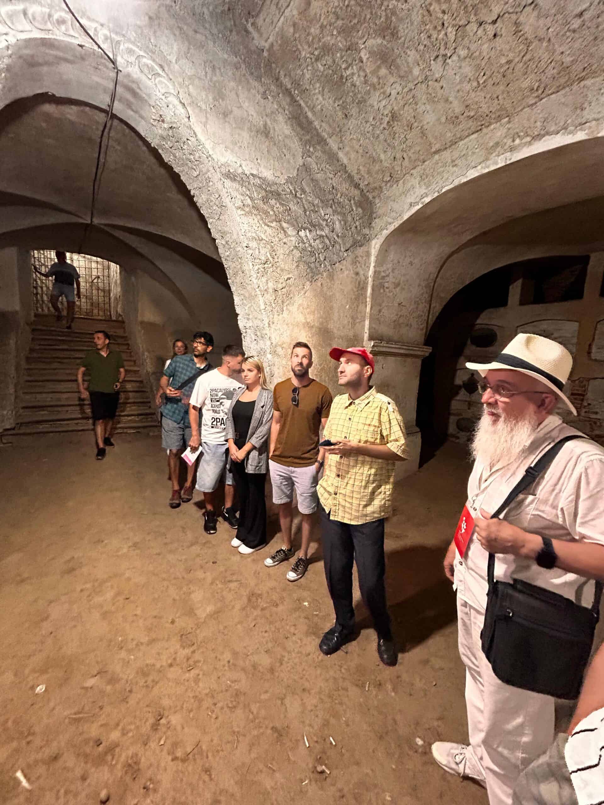 s-au redeschis catacombele de la biserica ursulinelor. elevi ai fostului colegiu pedagogic emoționați după ce și-au revăzut școala după mai multe decenii (foto, video)