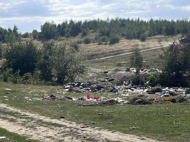 jina sufocată de gunoaie aruncate peste tot. localnicii sunt disperați (foto)