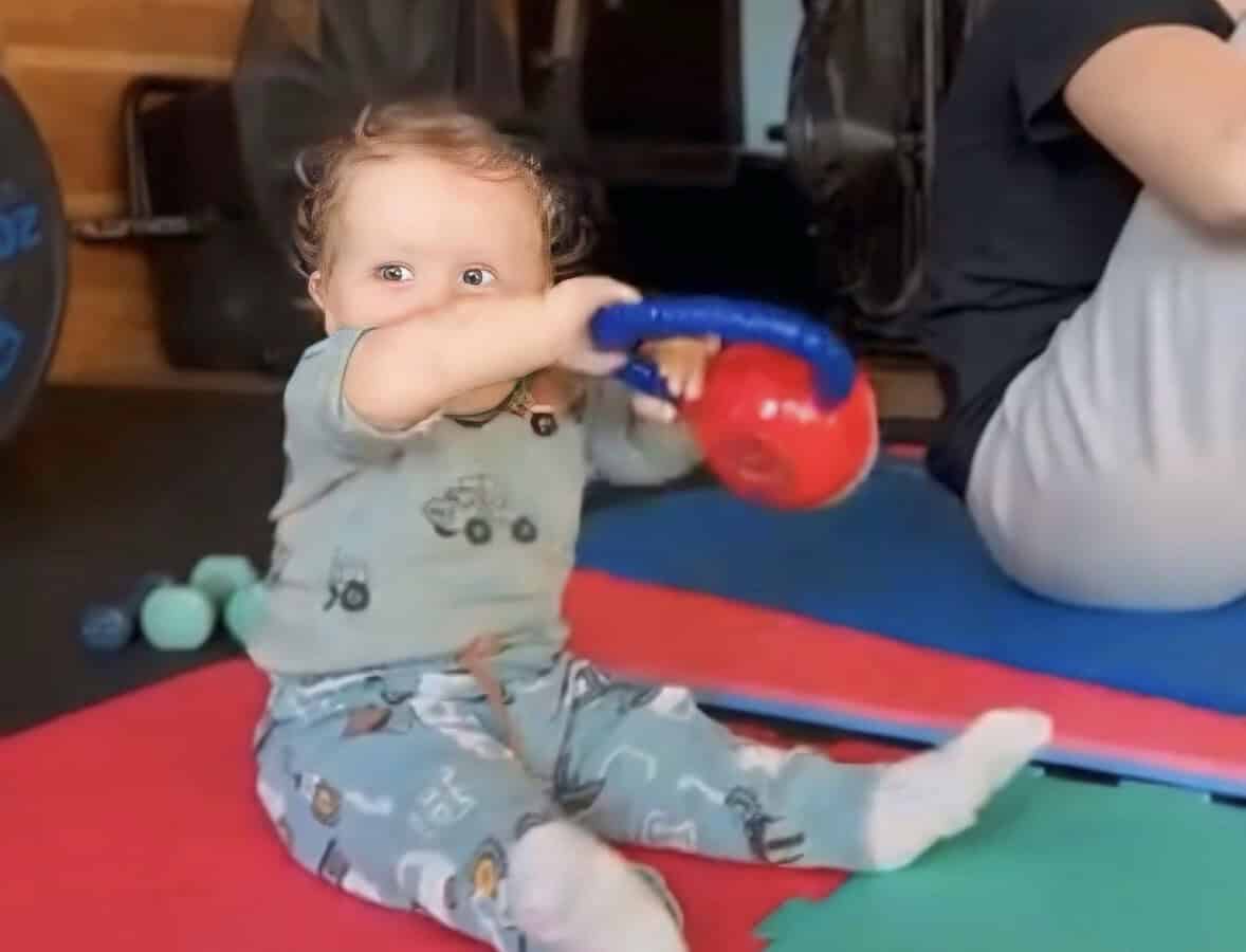 o mamă din sibiu își antrenează bebelușul în sala de sport, combinând rolul de părinte cu pasiunea pentru fitness (video)