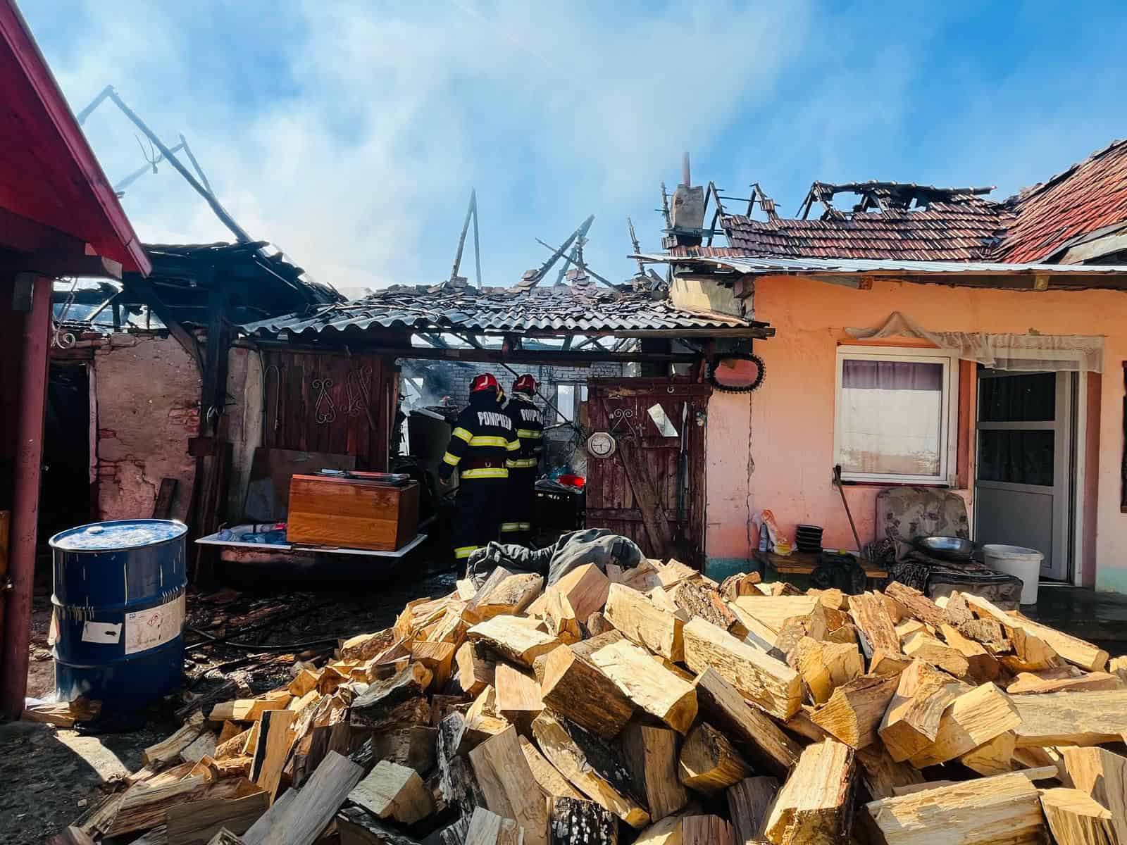 casă în flăcări la hoghilag. incendiul s-a extins la o anexă