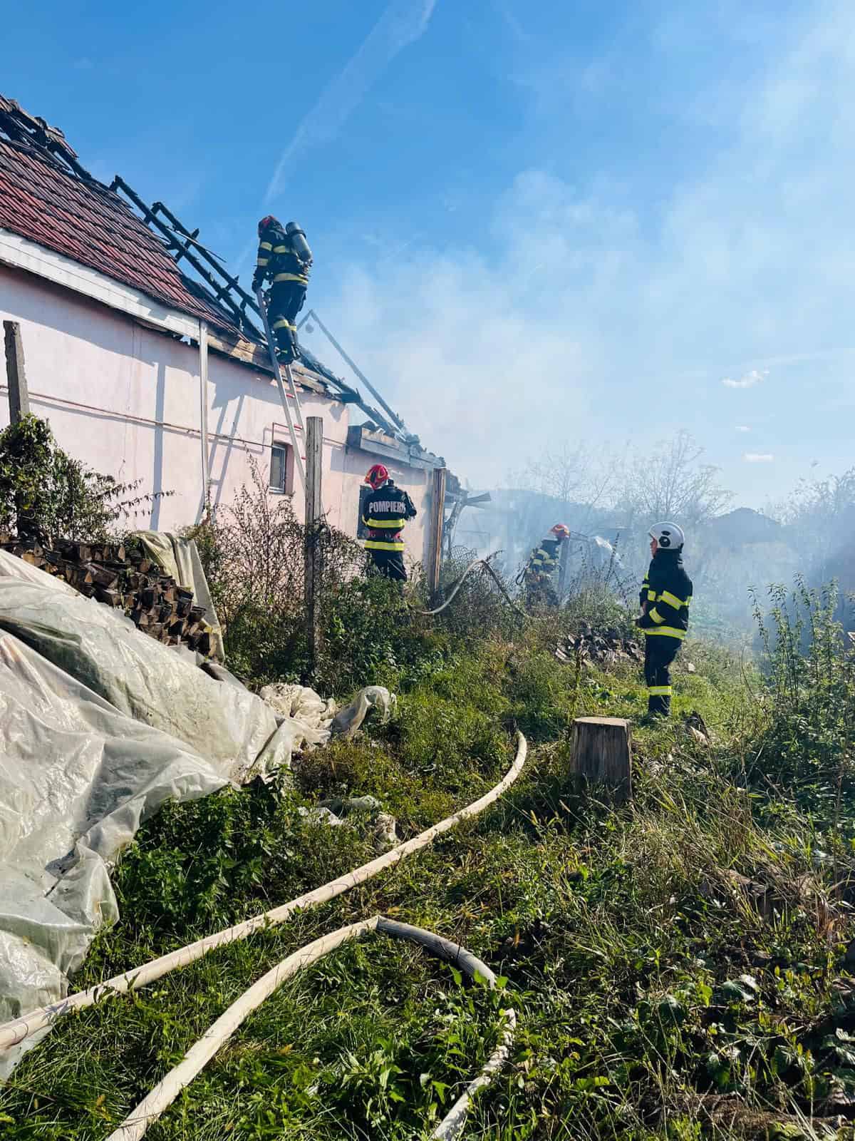 casă în flăcări la hoghilag. incendiul s-a extins la o anexă