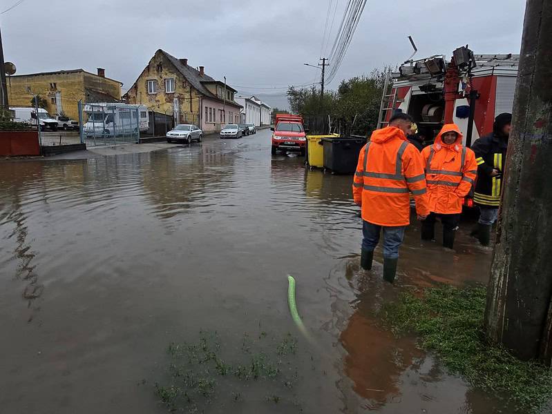 stradă inundată în cisnădie. polițiștii dirijează traficul