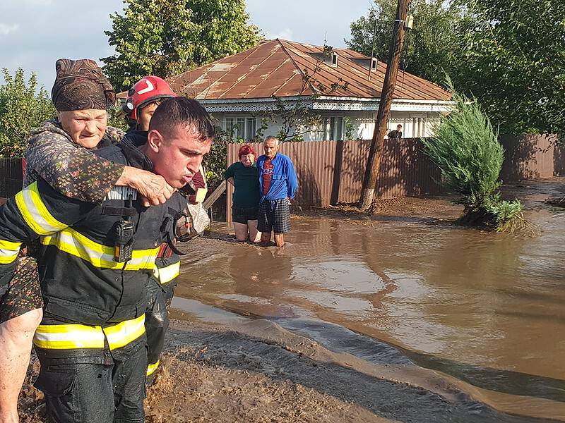 crucea roșie sibiu lansează un apel umanitar pentru ajutorarea sinistraților din galați și vaslui