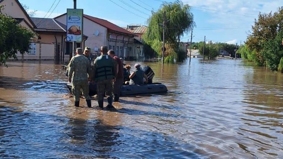 aproape 6.000 de oameni au fost evacuați din calea inundațiilor în estul româniei