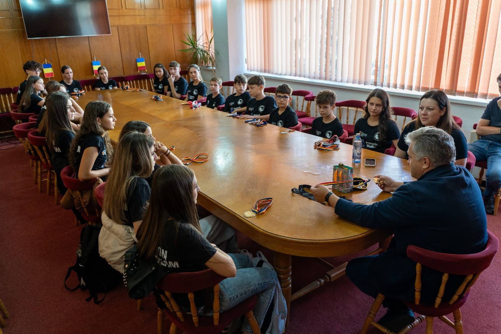 sportivii clubului ippon mediaș, invitați la sediul primăriei mediaș după performanțele notabile din cupa româniei (foto)