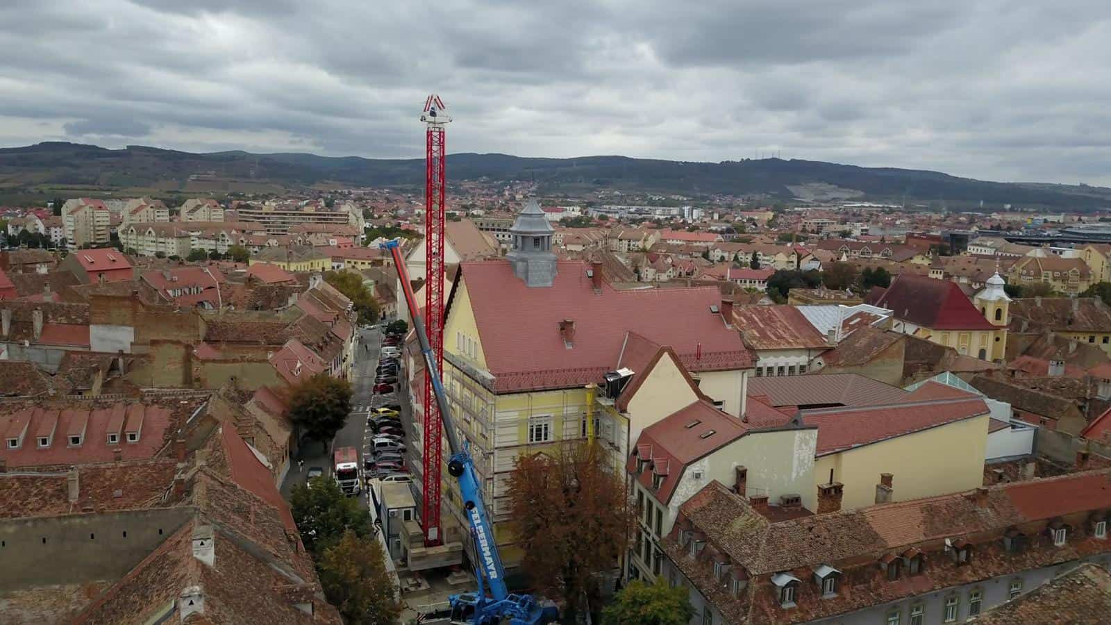 motivul pentru care a fost închisă strada magheru: s-a montat o macara-turn (video, foto)