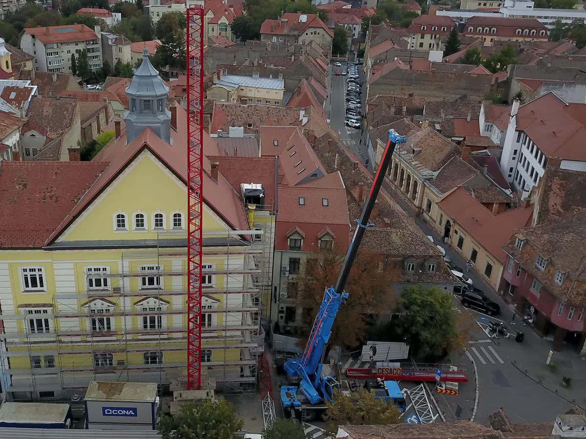 motivul pentru care a fost închisă strada magheru: s-a montat o macara-turn (video, foto)