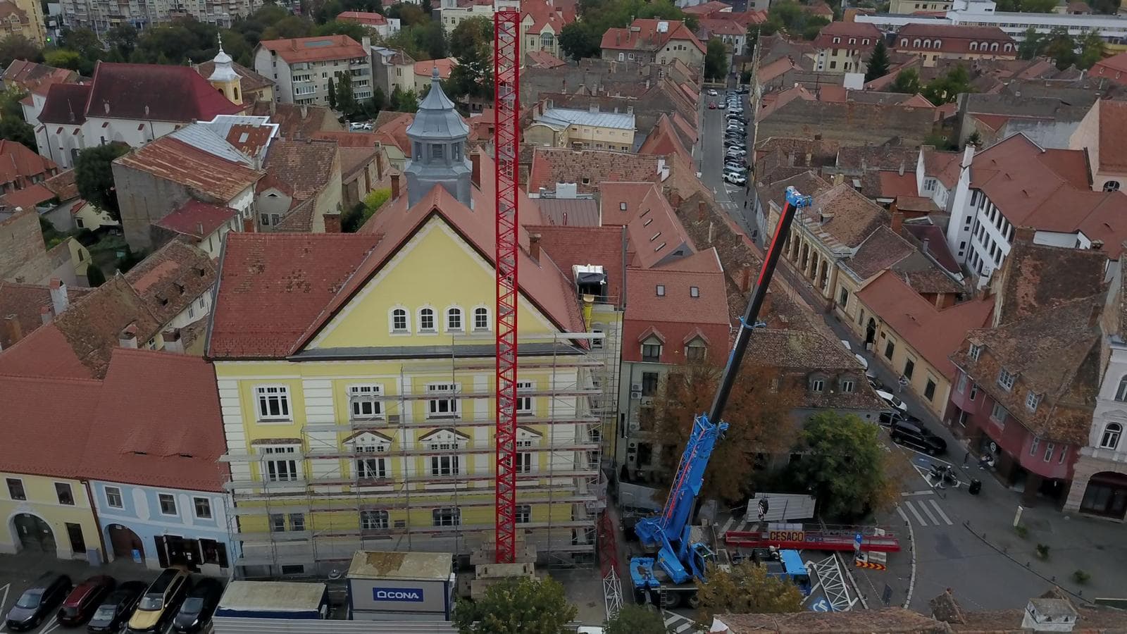 motivul pentru care a fost închisă strada magheru: s-a montat o macara-turn (video, foto)