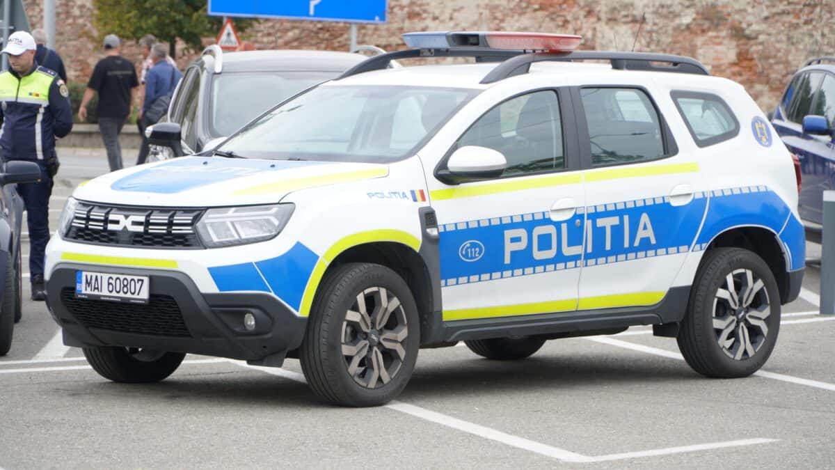 Un șofer străin rupt de beat a ”plonjat” cu mașina într-un sens giratoriu din Sibiu