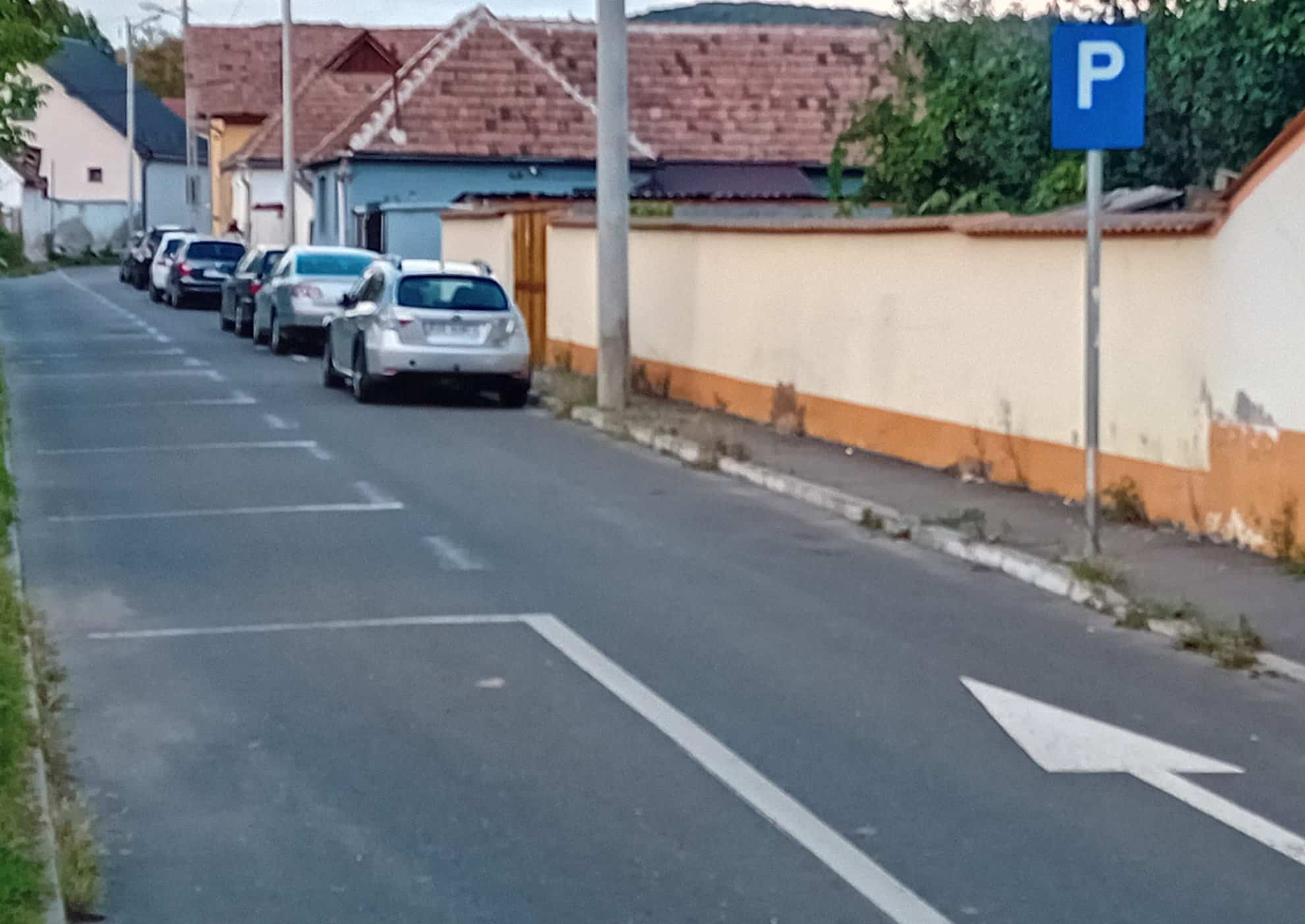Pe principiul ”merge și așa”: Strada din Sibiu pe care șoferii parchează vizavi de locurile marcate pe asfalt pe principiul ”merge și așa”: strada din sibiu pe care șoferii parchează vizavi de locurile marcate pe asfalt