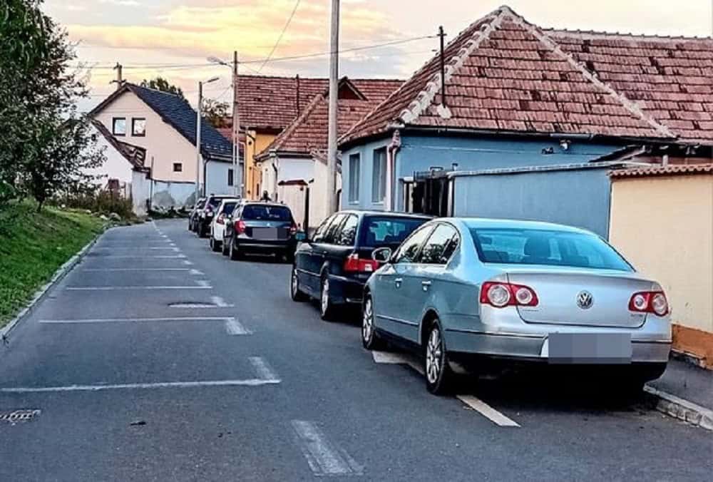 pe principiul ”merge și așa”: strada din sibiu pe care șoferii parchează vizavi de locurile marcate pe asfalt