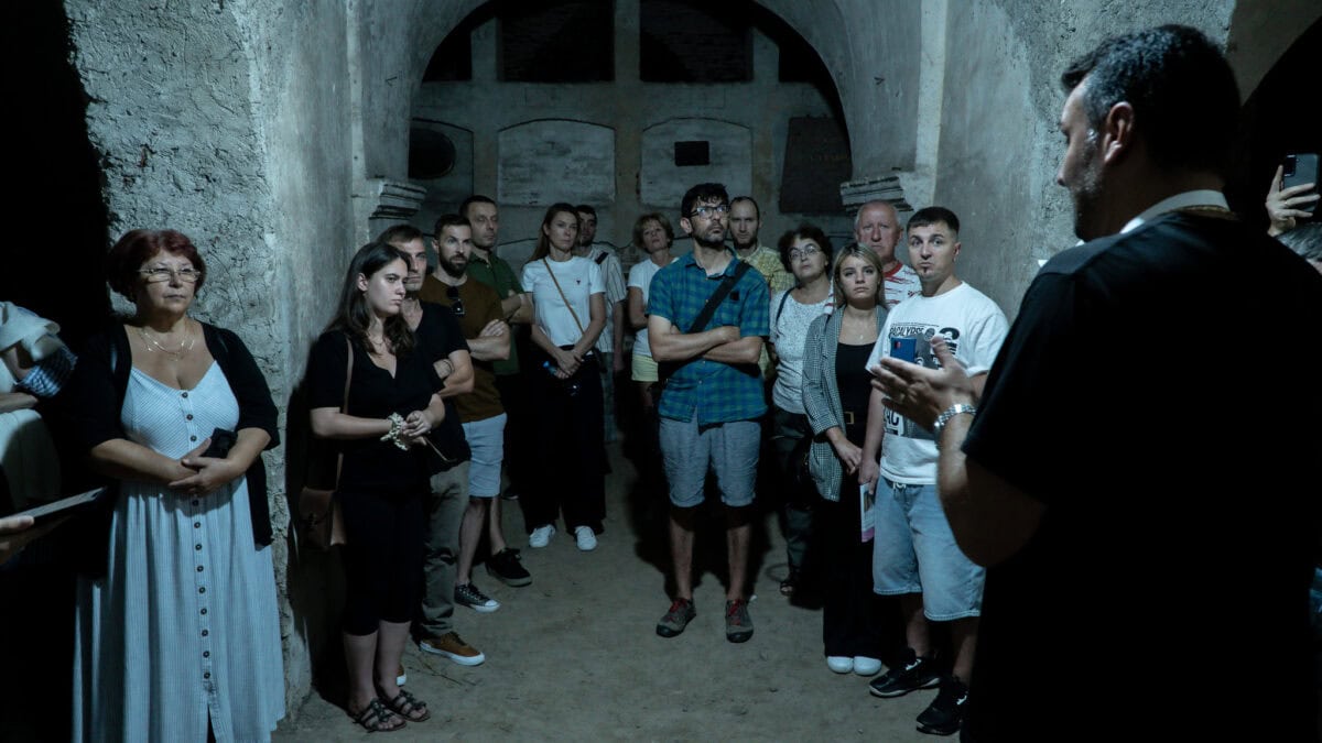 s-au redeschis catacombele de la biserica ursulinelor. elevi ai fostului colegiu pedagogic emoționați după ce și-au revăzut școala după mai multe decenii (foto, video)