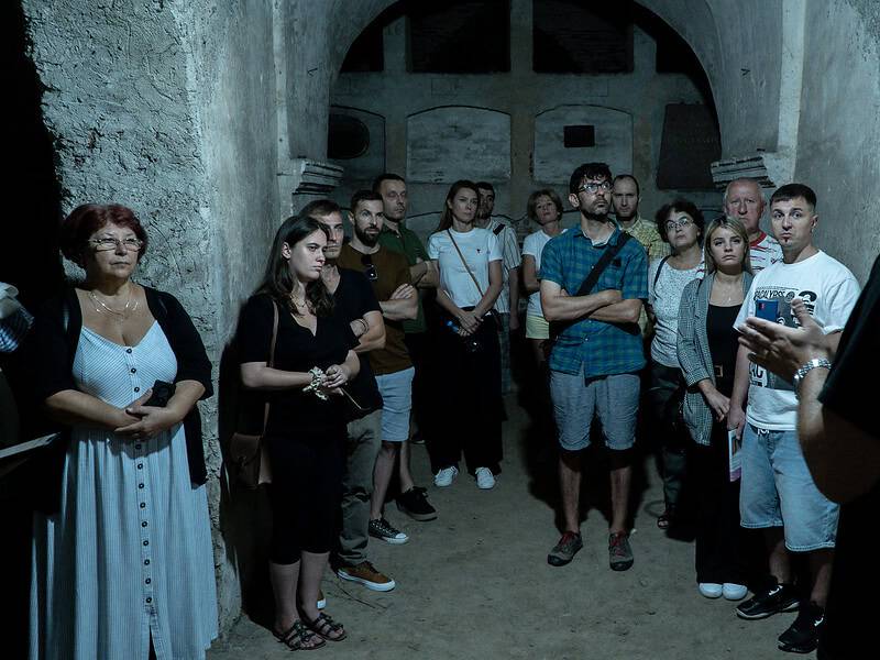 s-au redeschis catacombele de la biserica ursulinelor. elevi ai fostului colegiu pedagogic emoționați după ce și-au revăzut școala după mai multe decenii (foto, video)