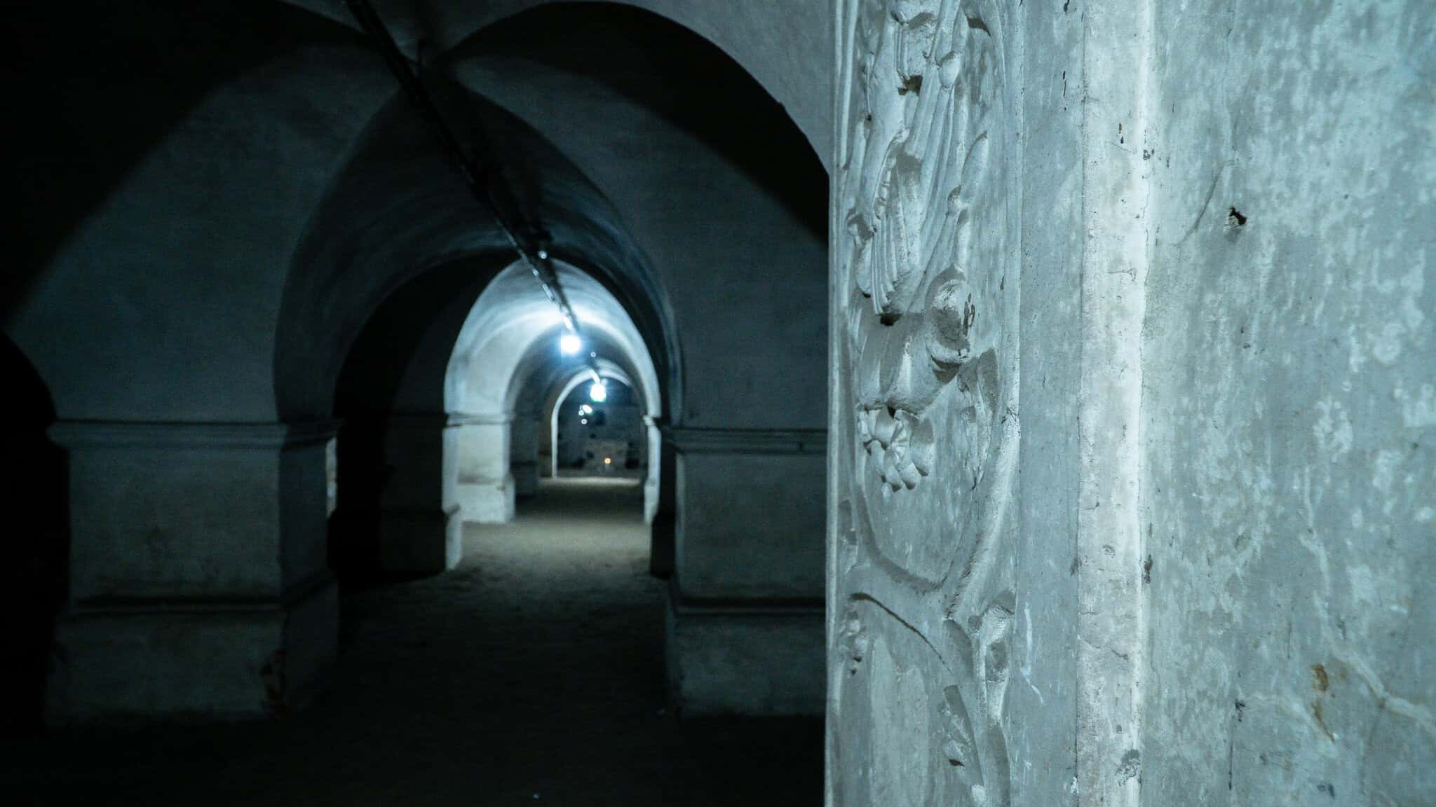 s-au redeschis catacombele de la biserica ursulinelor. elevi ai fostului colegiu pedagogic emoționați după ce și-au revăzut școala după mai multe decenii (foto, video)