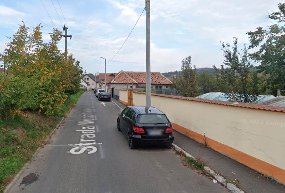 Pe principiul ”merge și așa”: Strada din Sibiu pe care șoferii parchează vizavi de locurile marcate pe asfalt pe principiul ”merge și așa”: strada din sibiu pe care șoferii parchează vizavi de locurile marcate pe asfalt