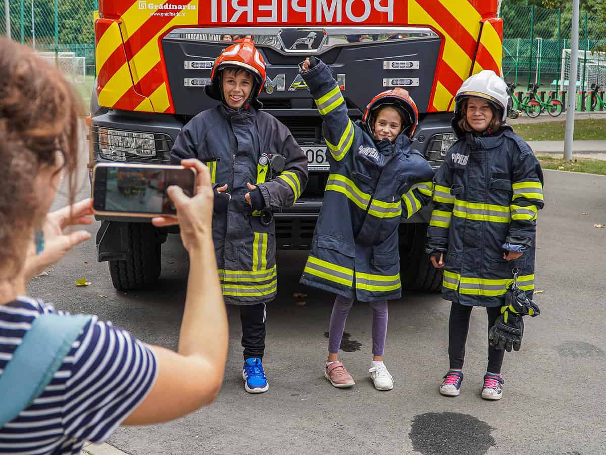 Expoziție de mașini și tehnică de pompieri în parcul Sub Arini - Copiii, mici eroi pentru o zi (foto video)