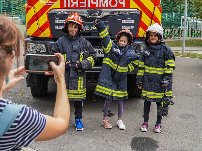 expoziție de mașini și tehnică de pompieri în parcul sub arini - copiii, mici eroi pentru o zi (foto video)