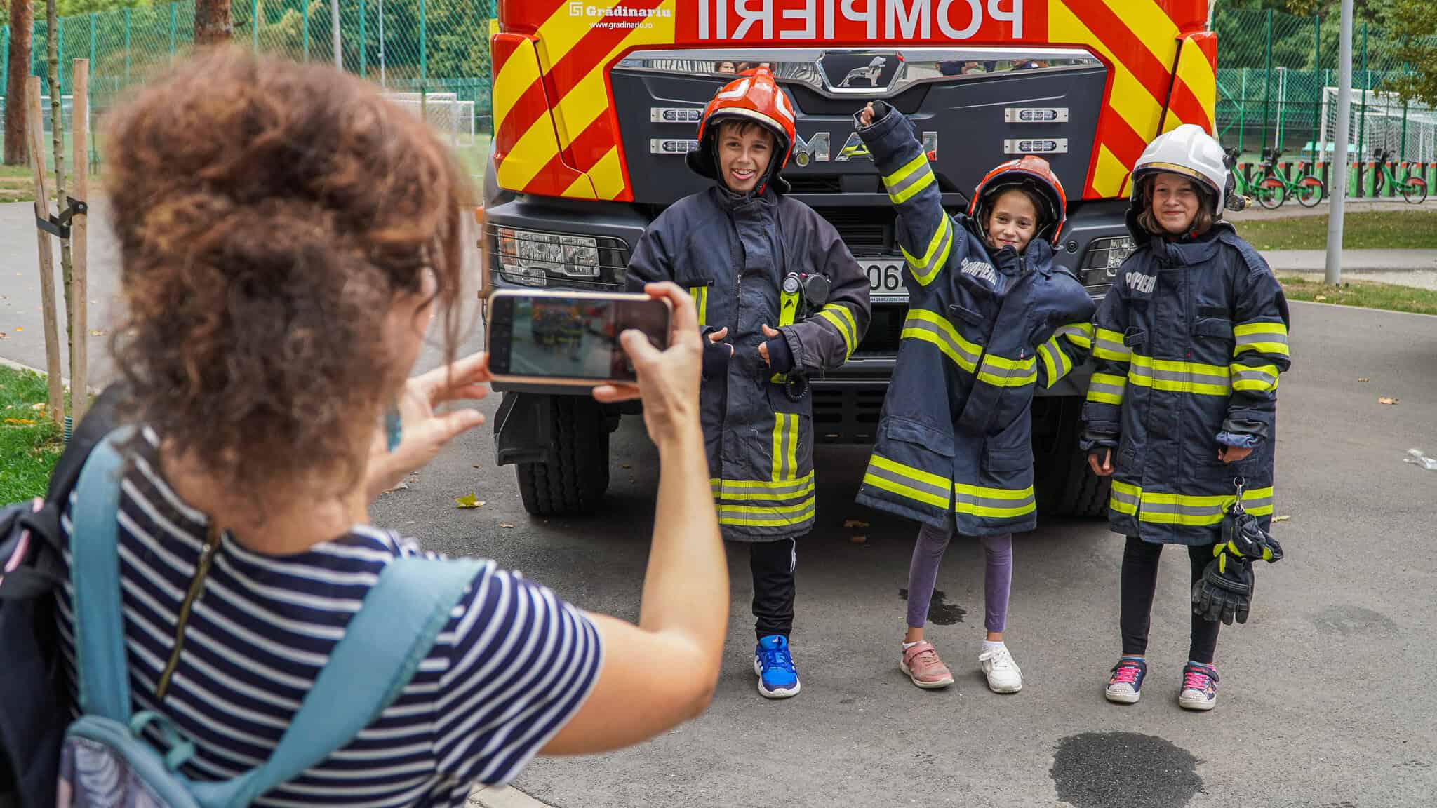 expoziție de mașini și tehnică de pompieri în parcul sub arini - copiii, mici eroi pentru o zi (foto video)