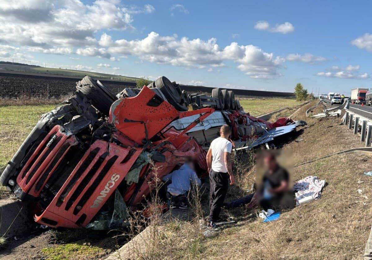 Camion răsturnat în șant pe A1 între Sibiu și Deva