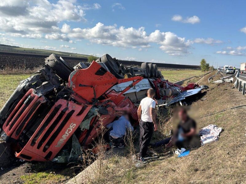 camion răsturnat în șant pe a1 între sibiu și deva