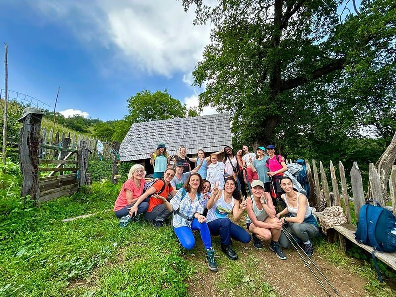 drumeție în munții făgăraș și jurizare de murături. turistele vor aduce în rucsac câte un borcănel din cămara proprie