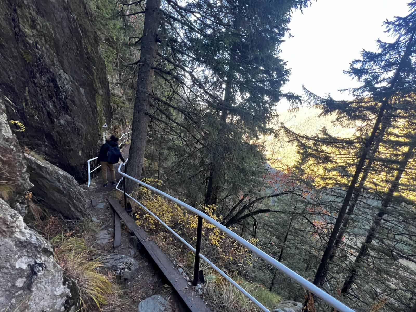 una dintre cele mai frumoase poteci din munții româniei se află în județul sibiu. are însă un nume de speriat