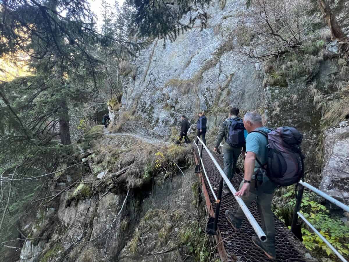 una dintre cele mai frumoase poteci din munții româniei se află în județul sibiu. are însă un nume de speriat