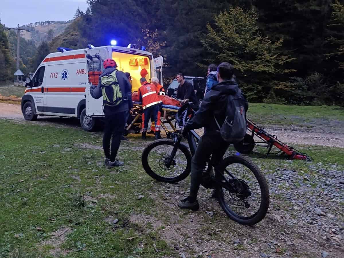 Biciclist rănit la cap după ce a căzut pe un drum forestier