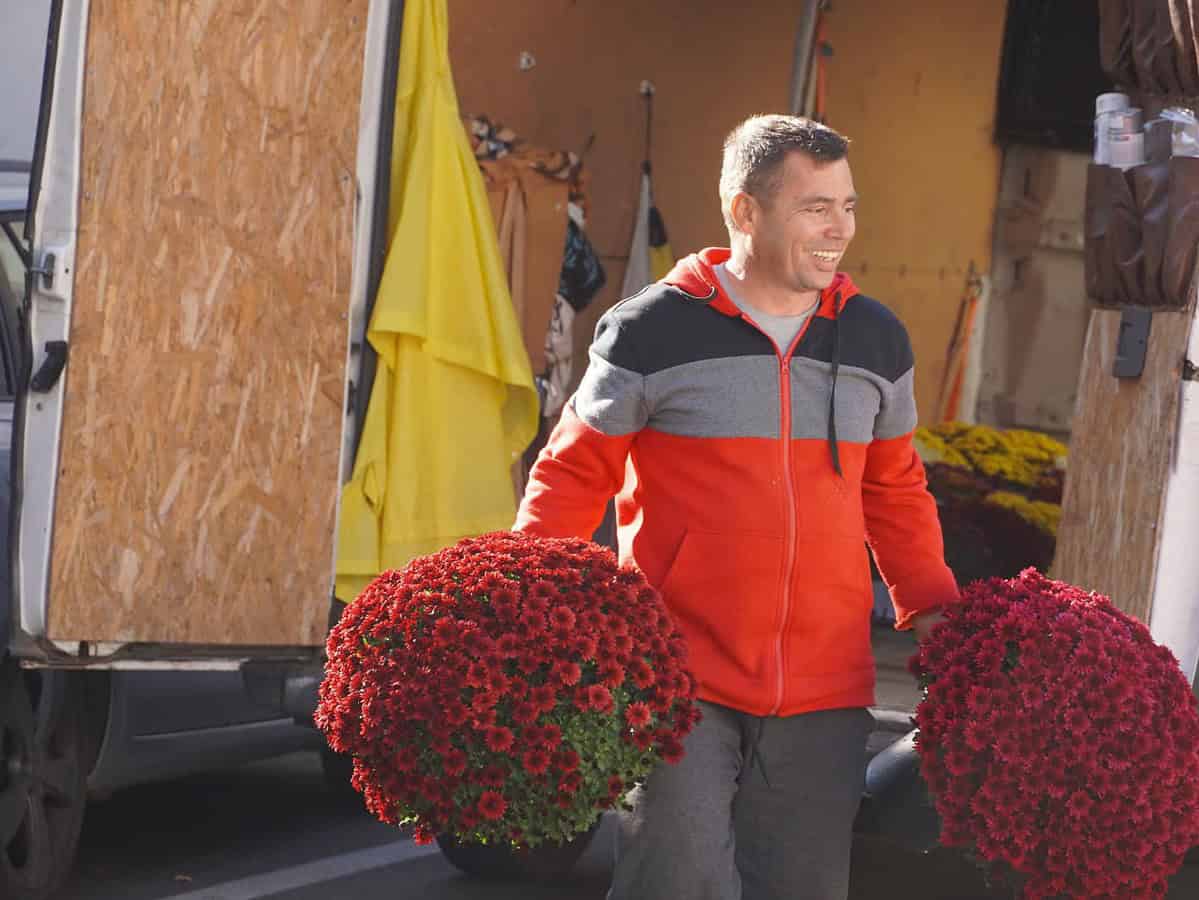 Un sibian plantează flori în amintirea mamei, la ”Urgența” Spitalului Județean Sibiu. ”O viața întreagă a muncit aici”