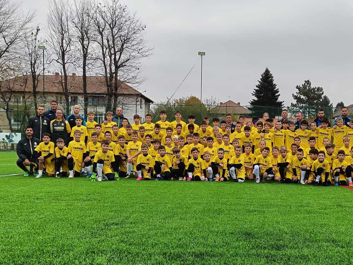 Antrenori de la clubul spaniol Villarreal au sosit la Sibiu. Antrenează sute de copii de la Interstar (foto)