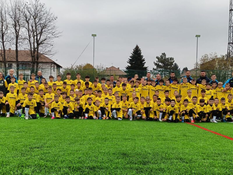 antrenori de la clubul spaniol villarreal au sosit la sibiu. antrenează sute de copii de la interstar (foto)