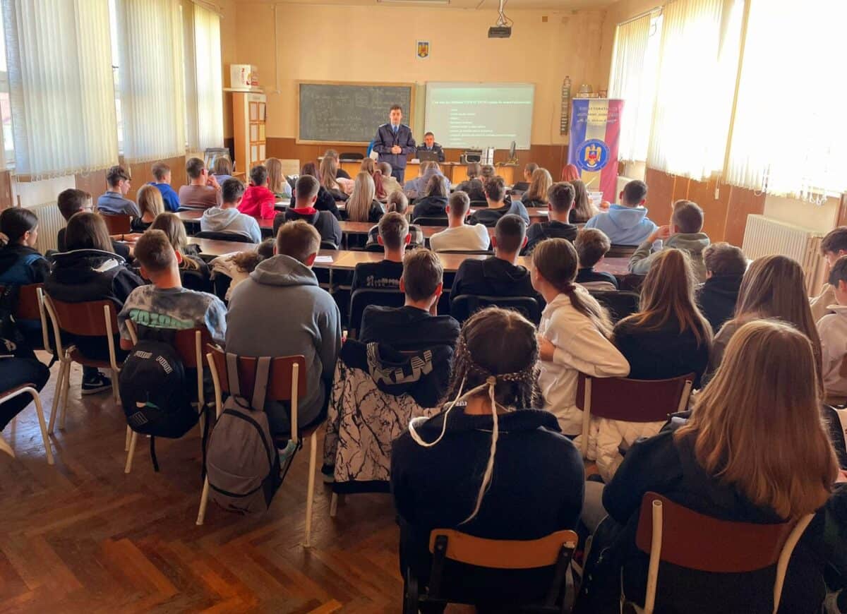 Jandarmii au dat năvală la orele de la Liceul Carol I din Sibiu (foto)