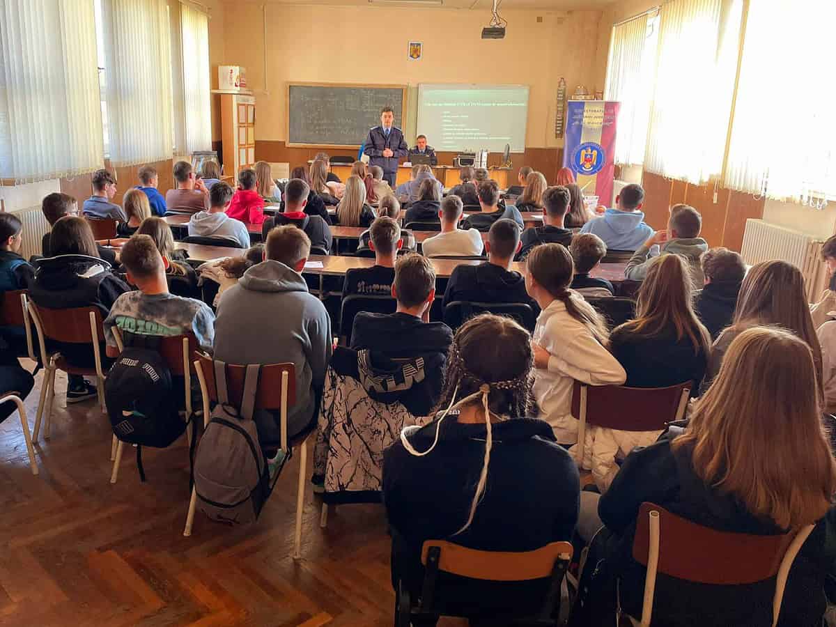 Jandarmii au dat năvală la orele de la Liceul Carol I din Sibiu (foto)