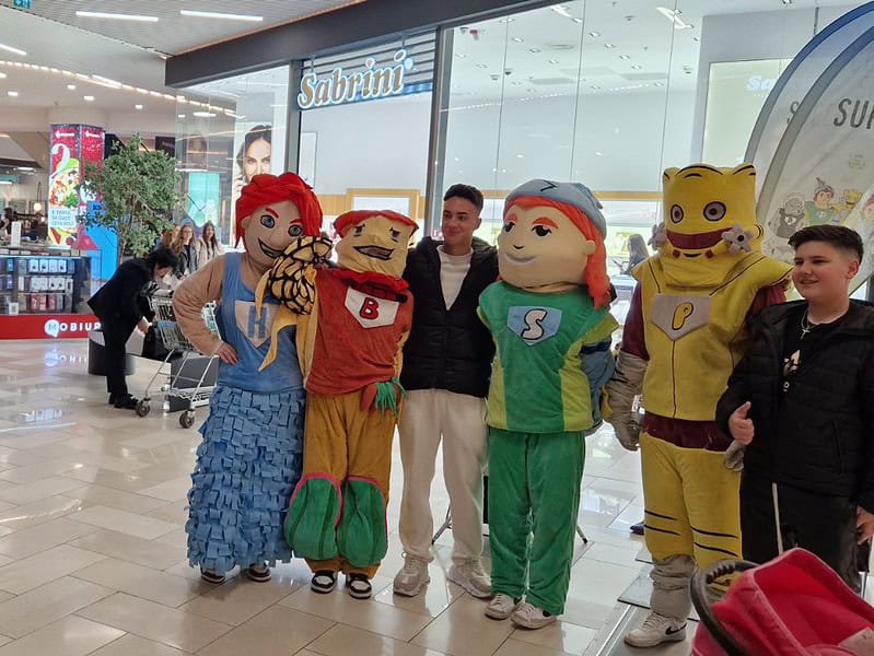 petrecere cu supereroi de halloween, la bibliotecă și la mall