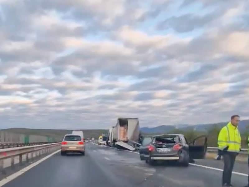 Accident cu două TIR-uri și alte două turisme implicate pe A1 între Săliște și Sibiu (video)