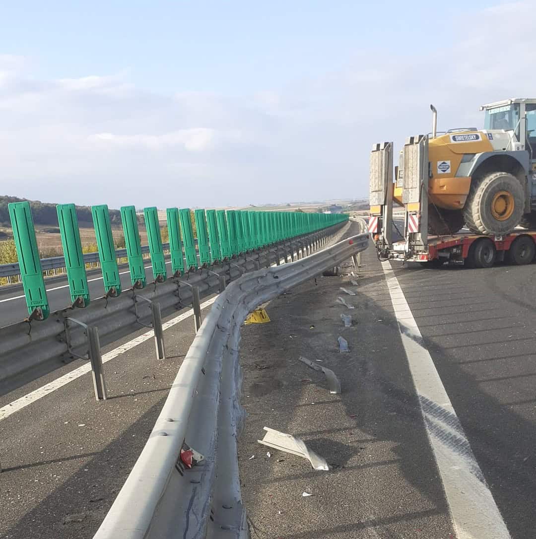 trafic blocat pe a1, sibiu - deva. un mastodont a derapat (foto)