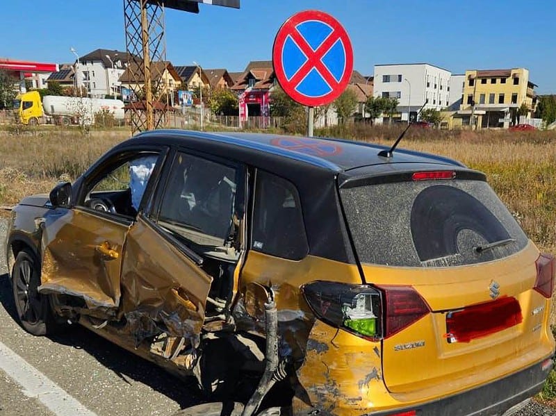 șoferul urmărit de poliție a provocat două accidente. trei persoane rănite la intrarea în șelimbăr (foto)